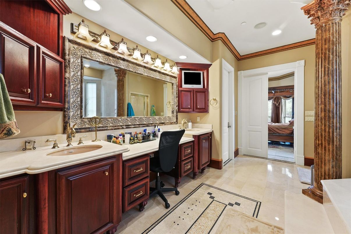 Bathroom, Dual Sink Vanities, Interior, Recessed Lighting