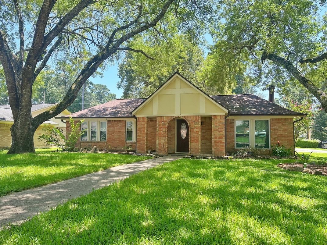 Exterior, Facade, Brick Facade, Ranch