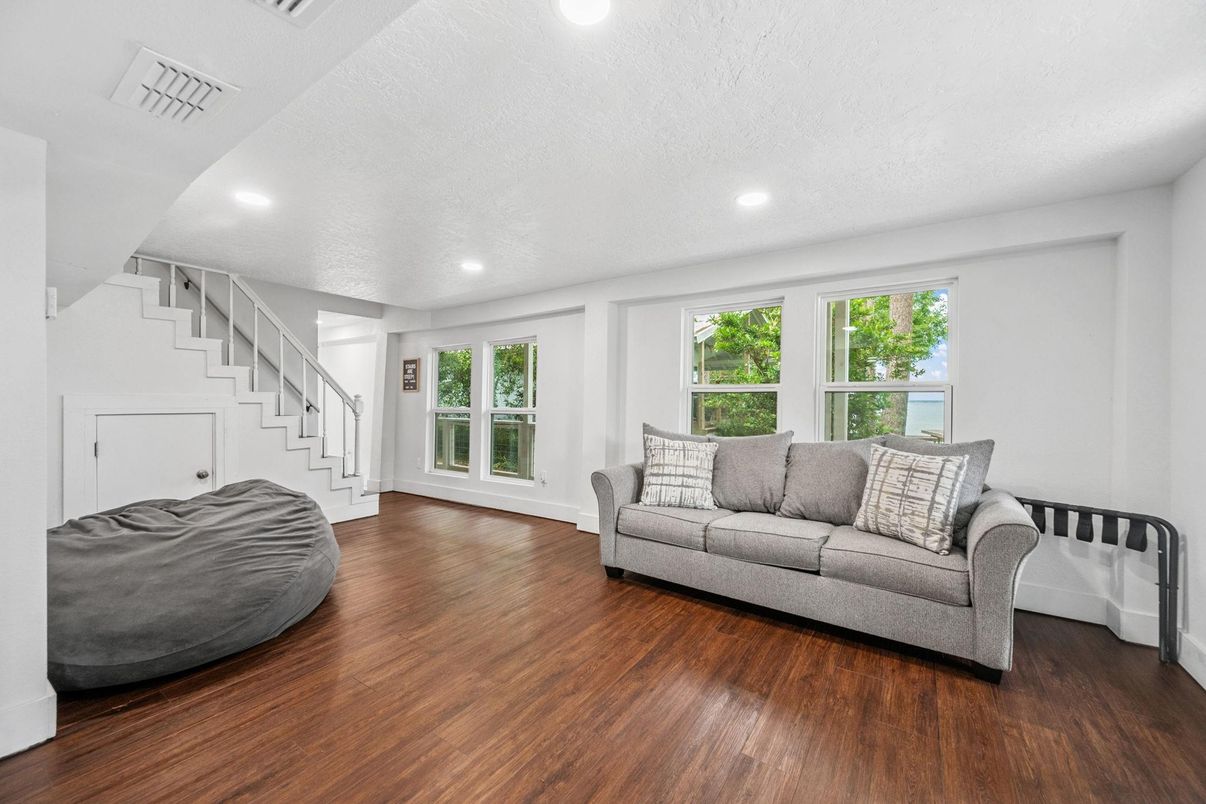 Interior, Recessed Lighting, Wood Texture Flooring