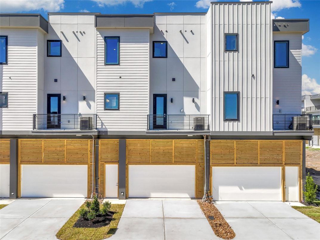 Attached, Exterior, Facade, Rowhouse