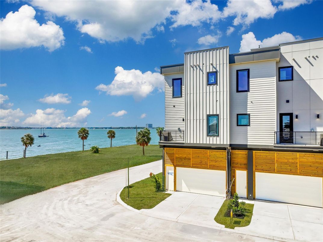 Attached, Exterior, Facade, Water, Modern