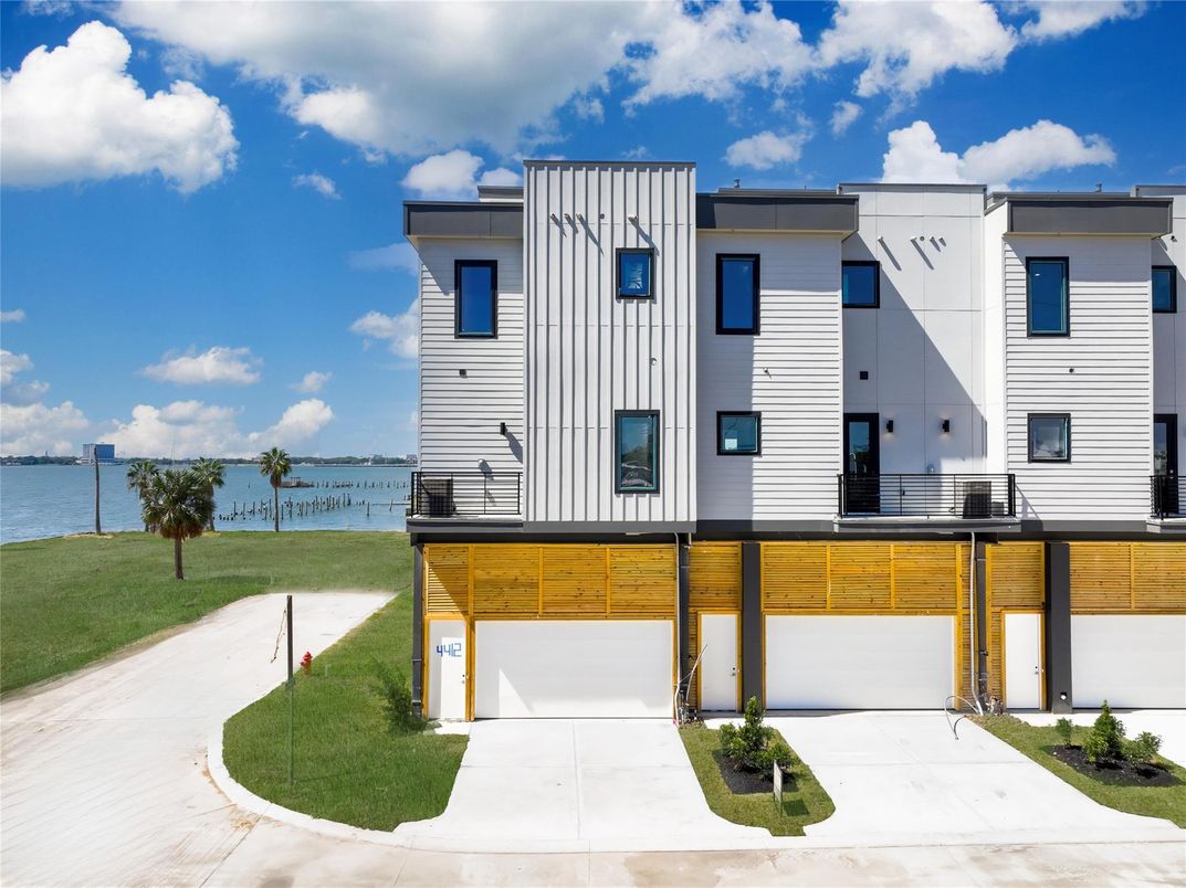Attached, Exterior, Facade, Water, Modern