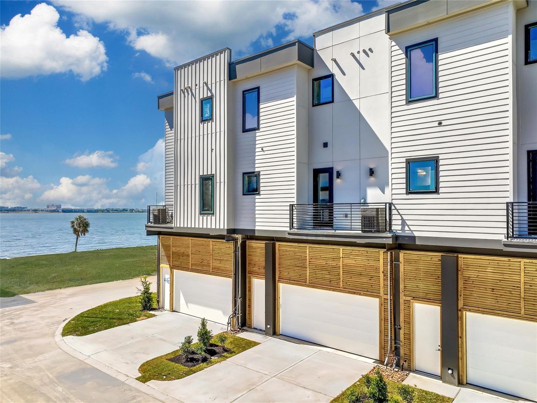 Attached, Exterior, Facade, Water, Modern