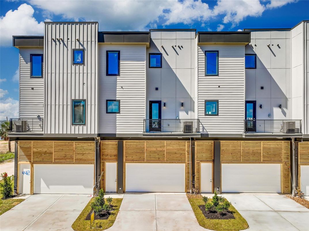 Attached, Exterior, Facade, Rowhouse