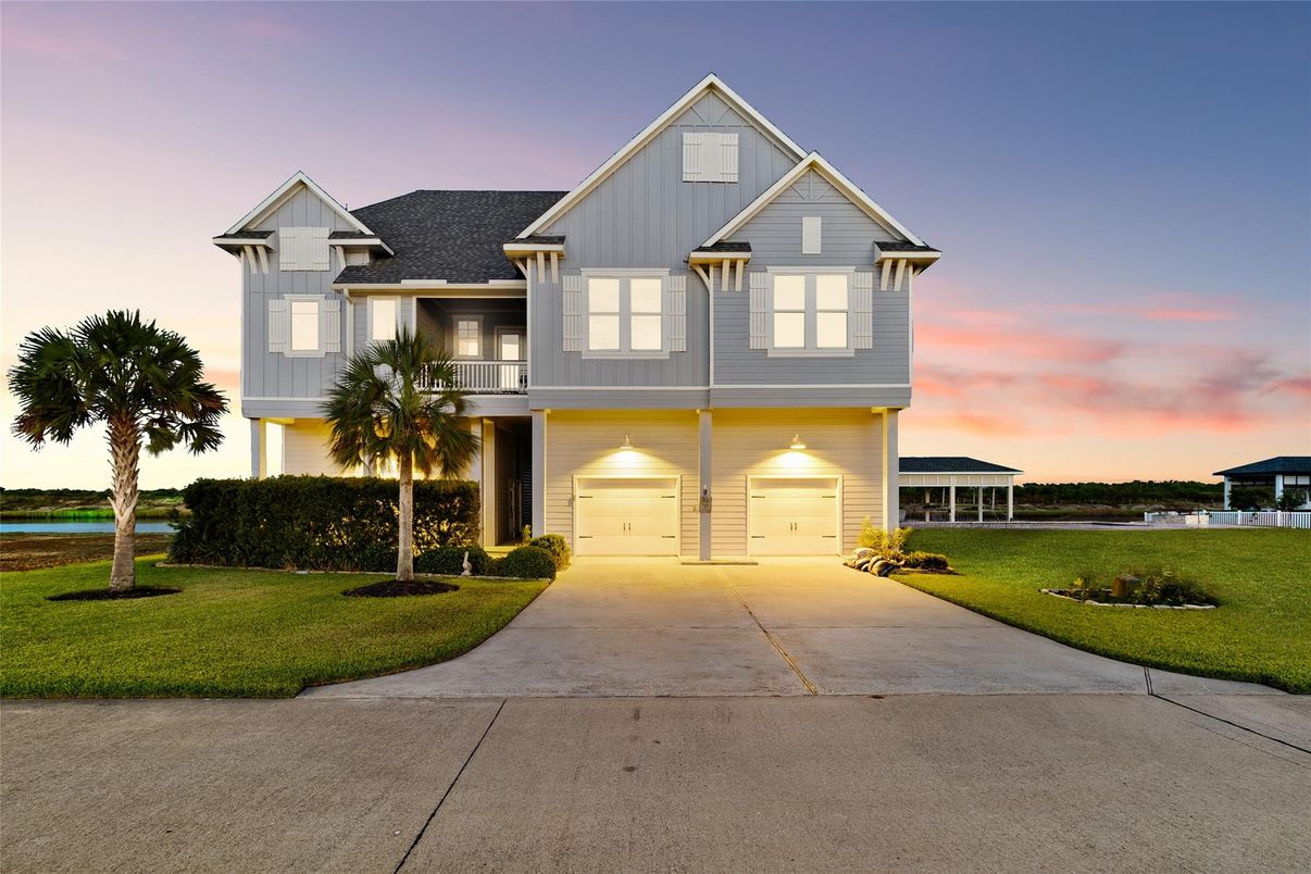Attached, Exterior, Facade, Farmhouse