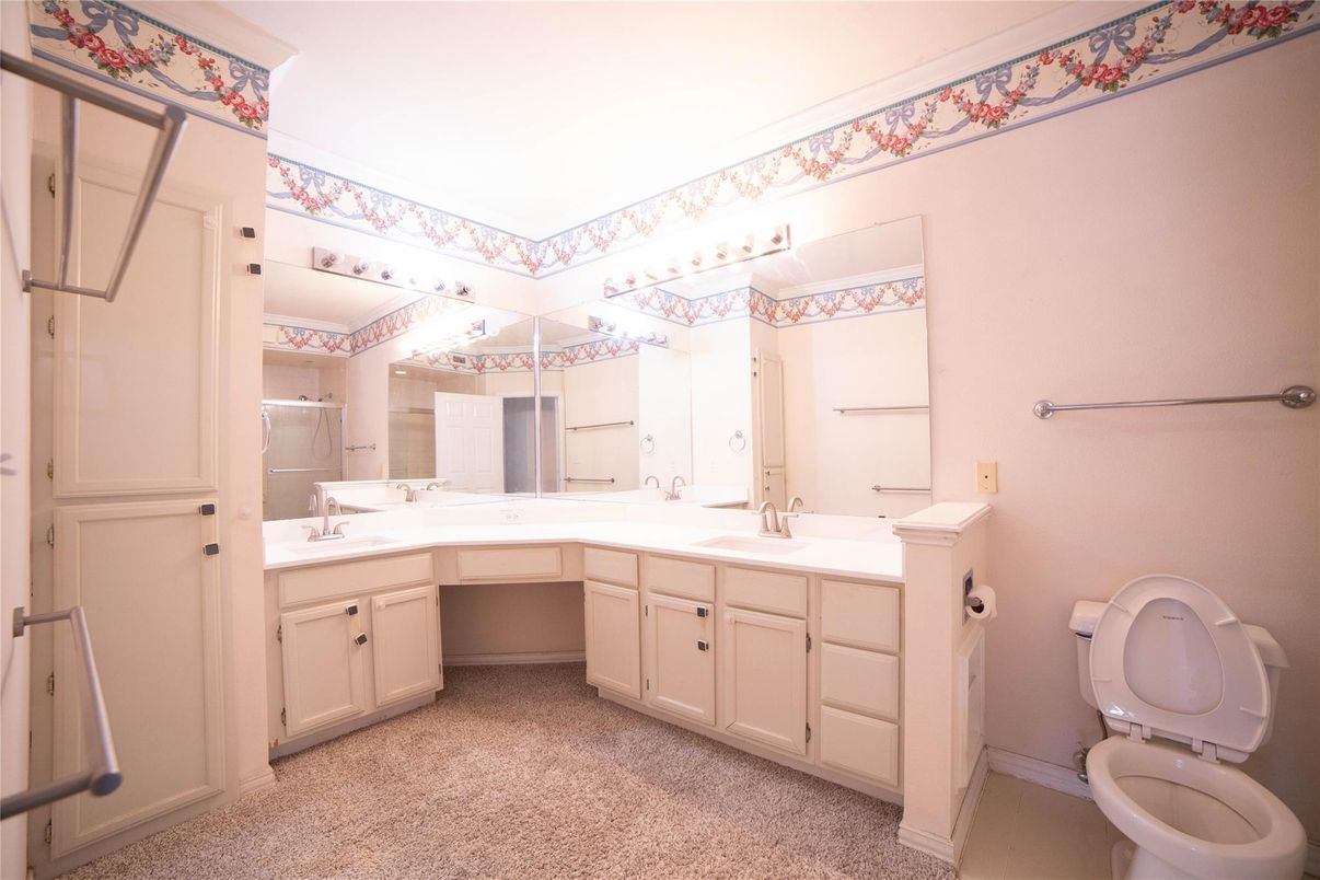 Bathroom, Dual Sink Vanities, Interior