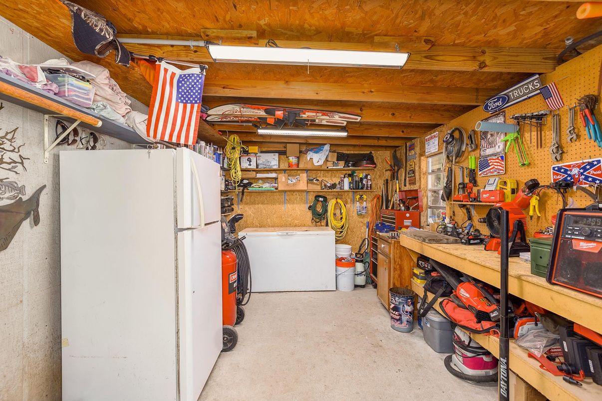 Interior, Washer, Wooden Beams
