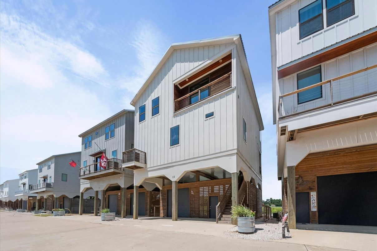 Exterior, Facade, Rowhouse