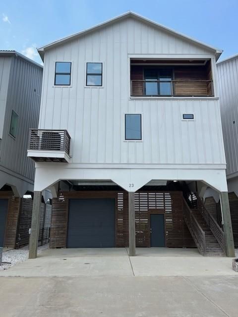 Attached, Exterior, Facade, Farmhouse