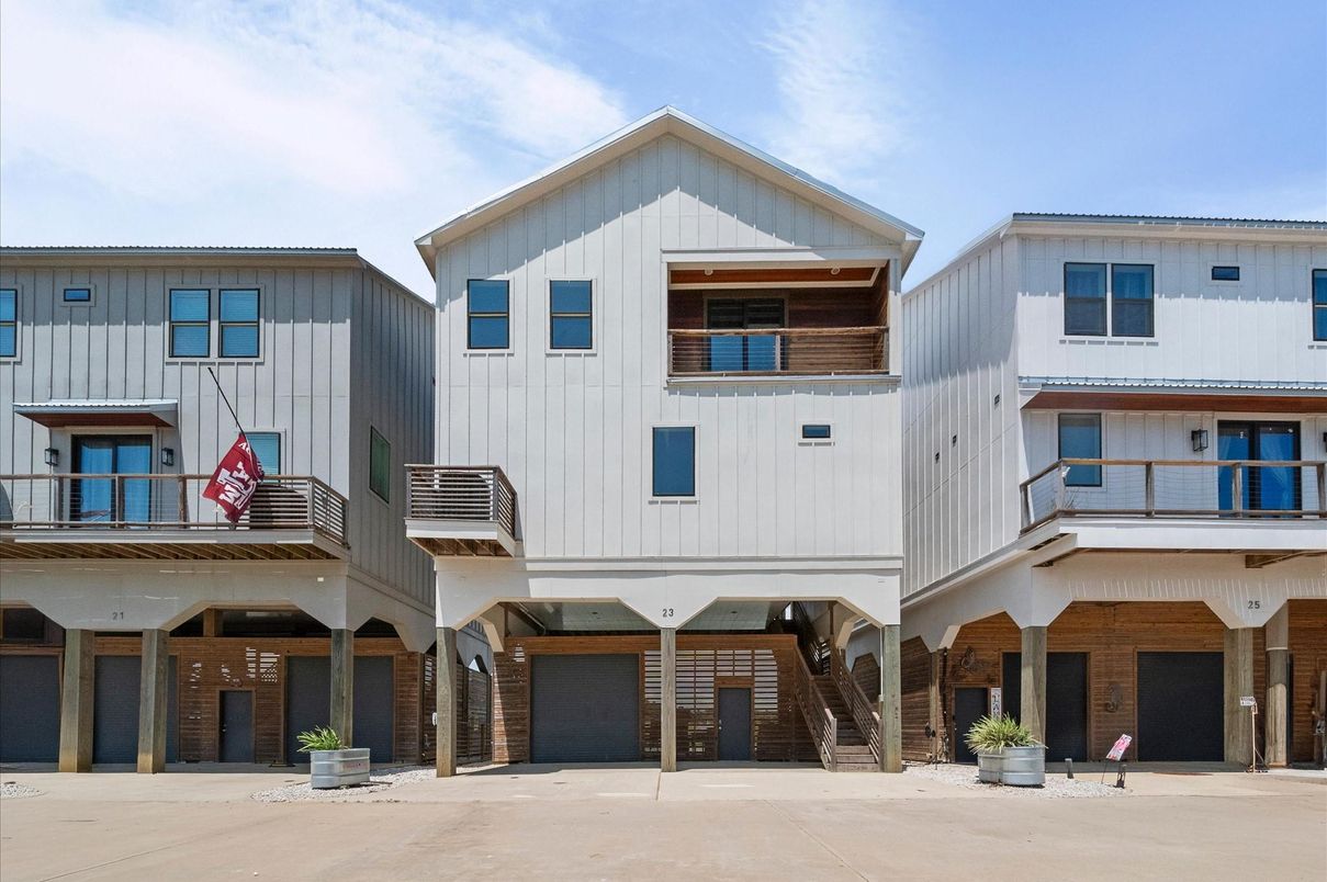 Attached, Exterior, Facade, Rowhouse