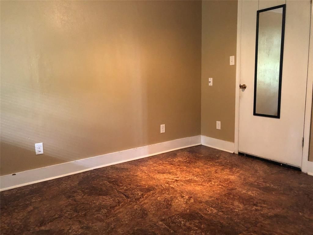 Empty room, Interior