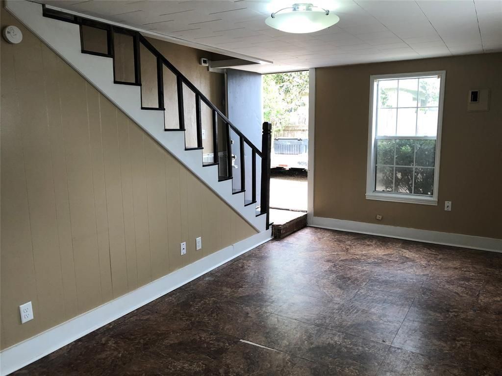 Empty room, Interior