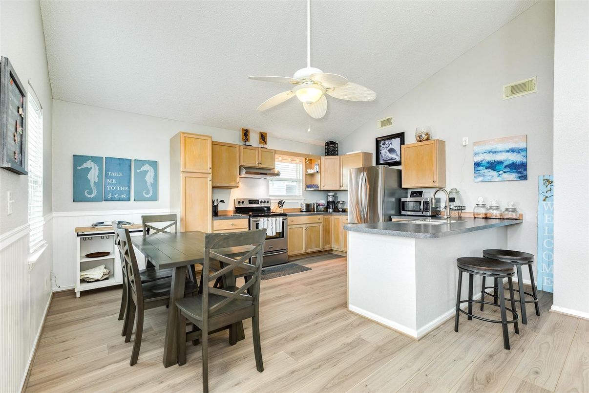 Dining room, Interior, Kitchen, Stainless Steel Appliances, Wood Texture Flooring