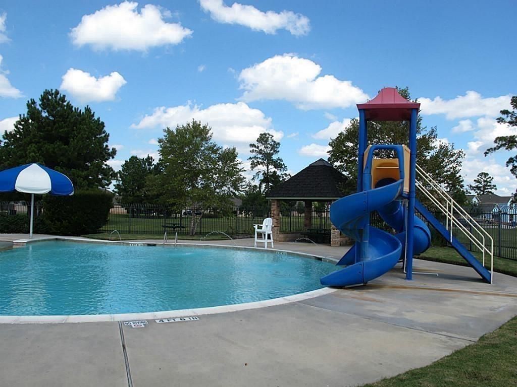 Exterior, Playground, Pool