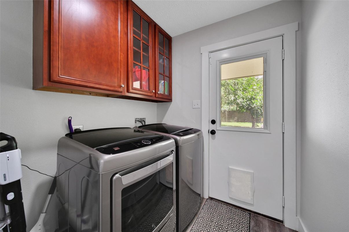 Interior, Washer, Wood Texture Flooring