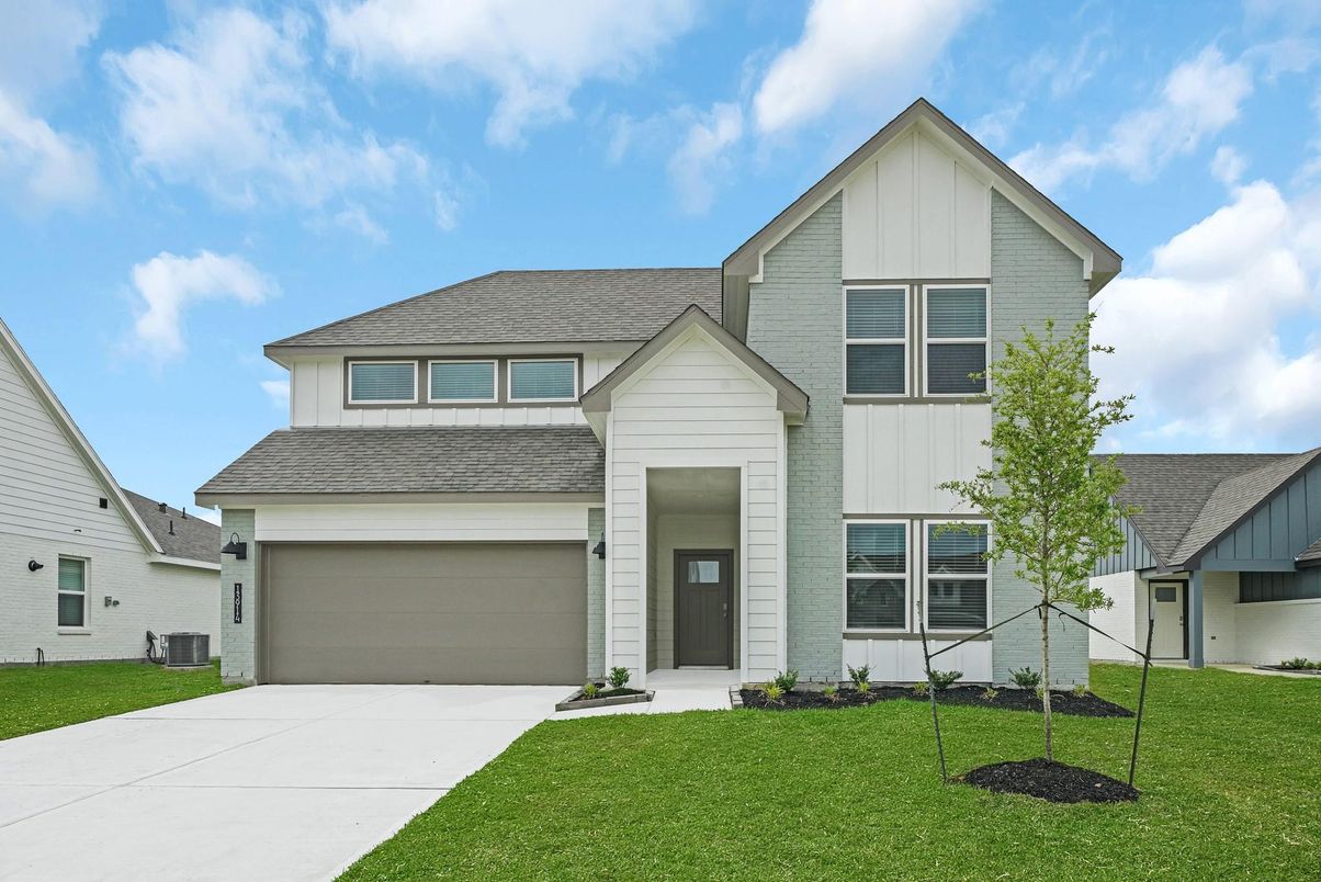 Attached, Exterior, Facade, Farmhouse