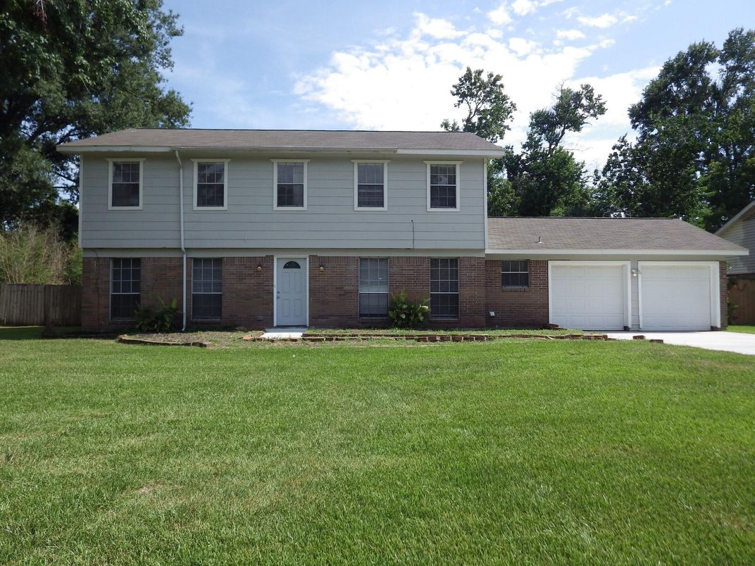 Attached, Exterior, Facade, Brick Facade, Raised Ranch