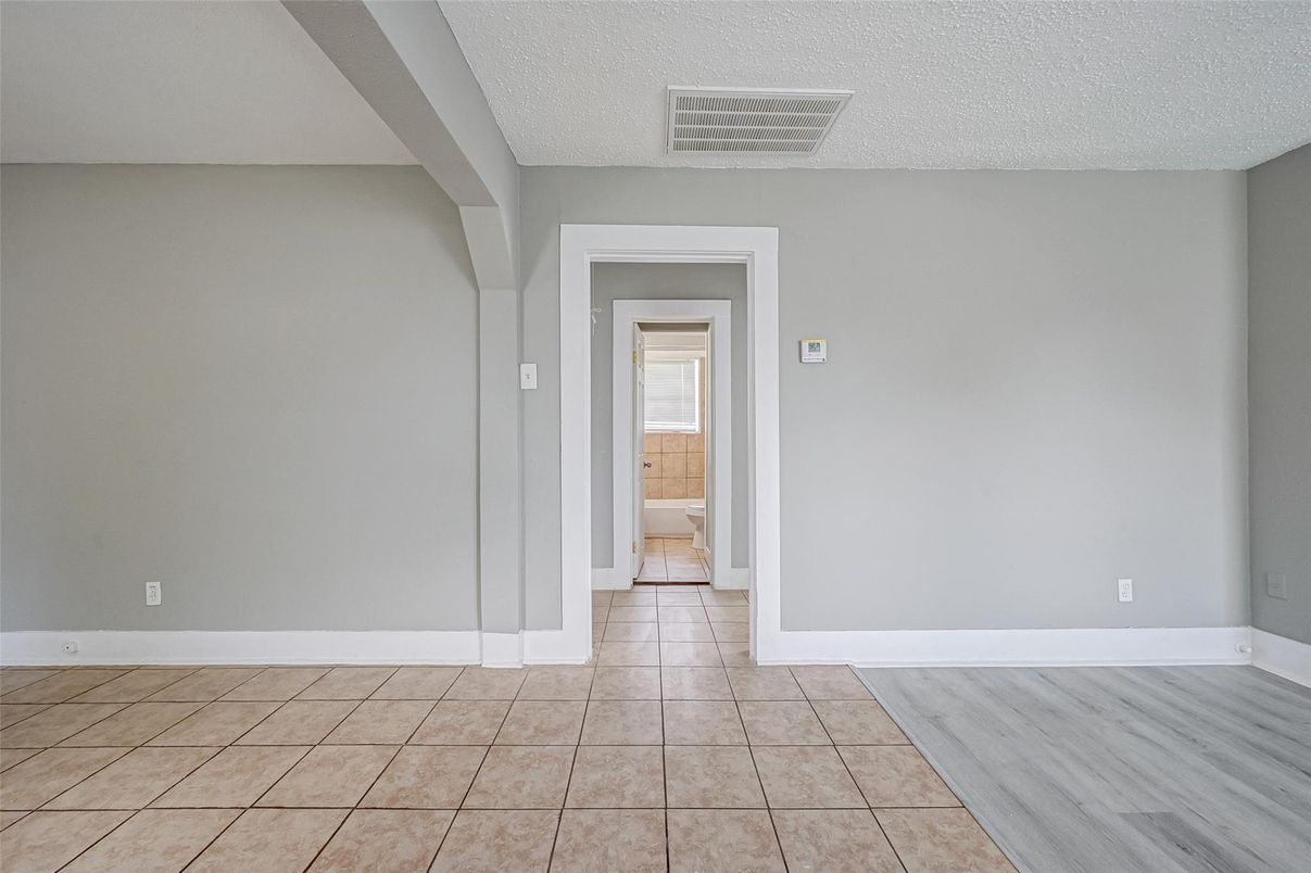 Empty room, Interior