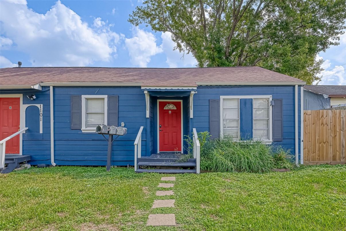 Exterior, Facade, Ranch
