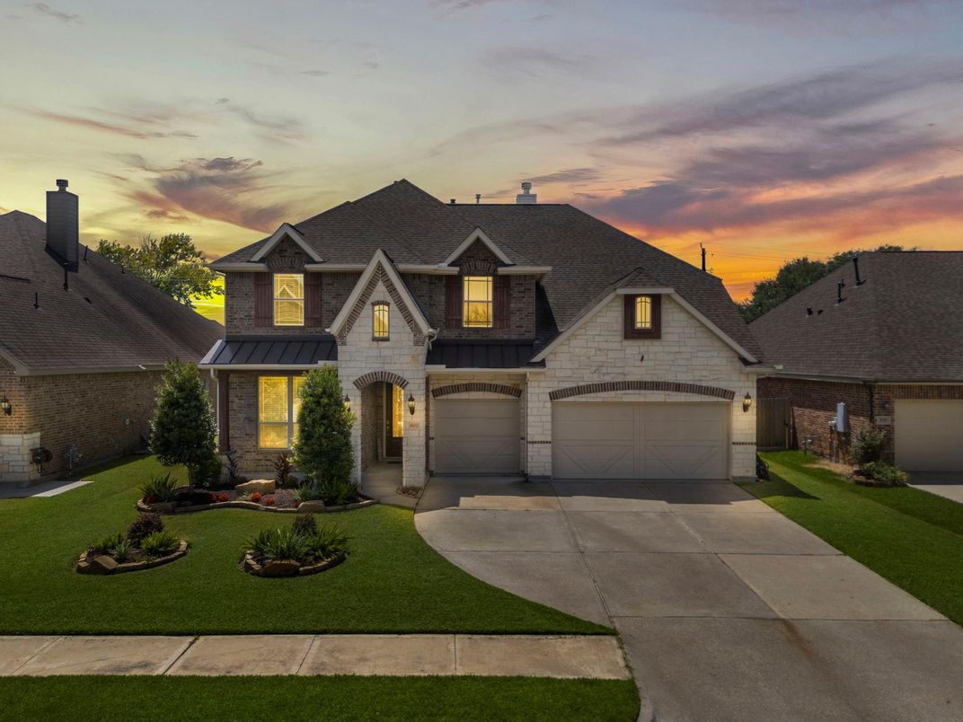 Attached, Exterior, Facade, Brick Traditional