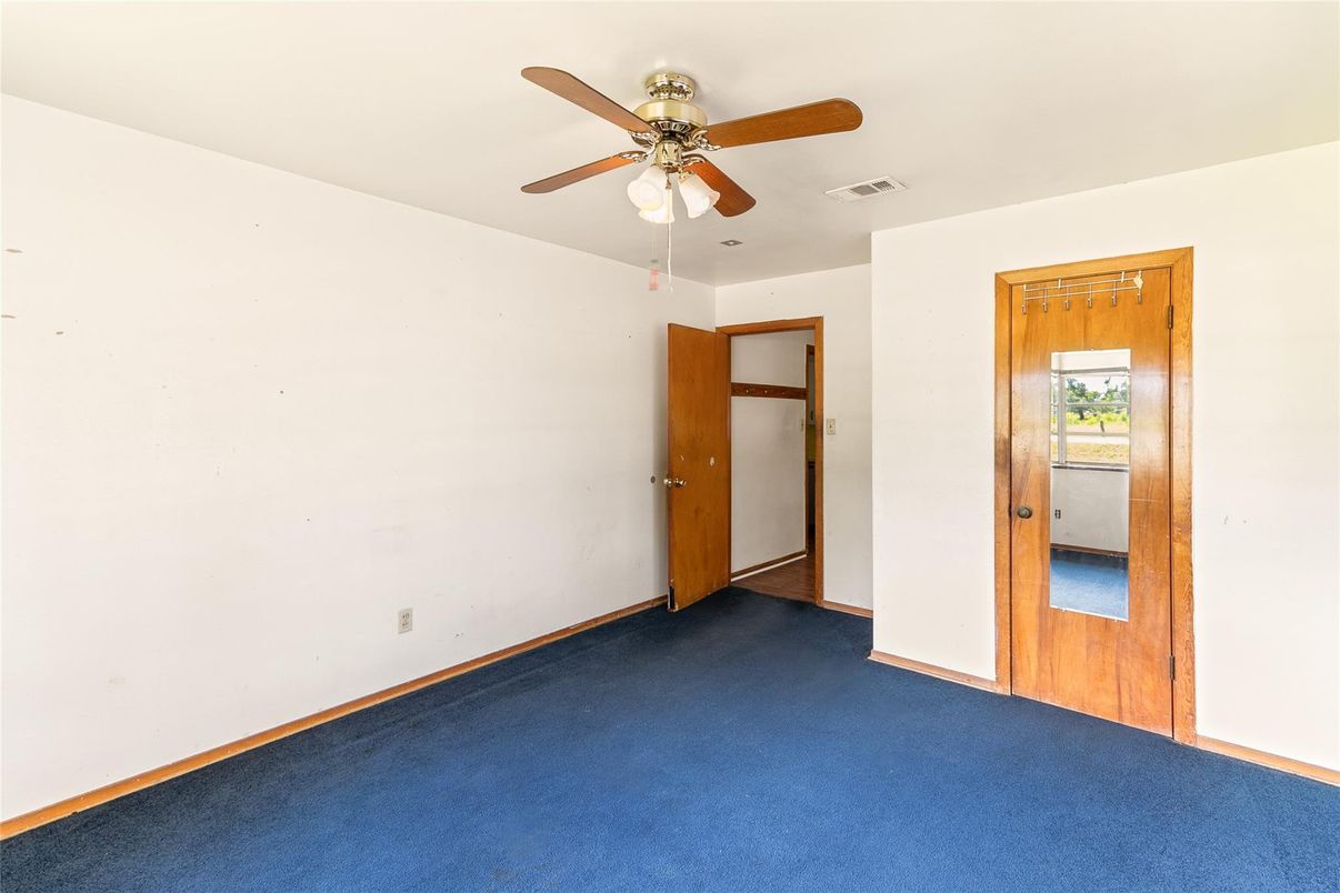 Empty room, Interior