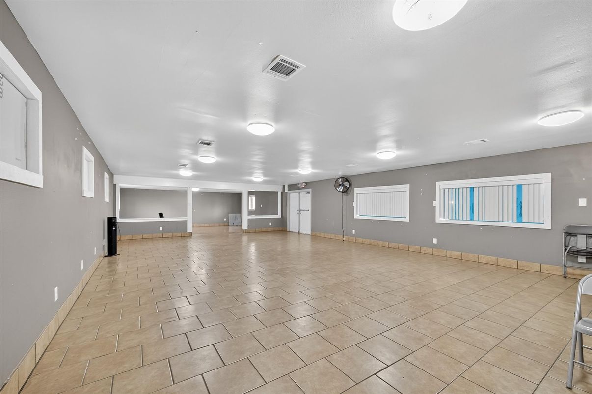 Empty room, Interior