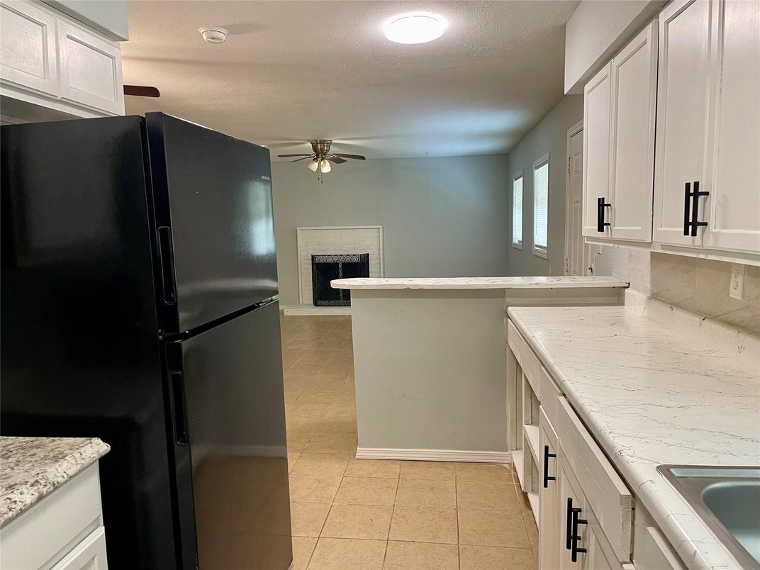 Fireplace, Interior, Kitchen, Recessed Lighting