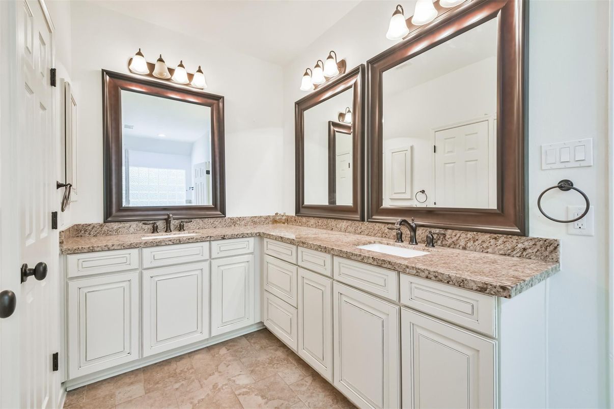 Bathroom, Dual Sink Vanities, Interior