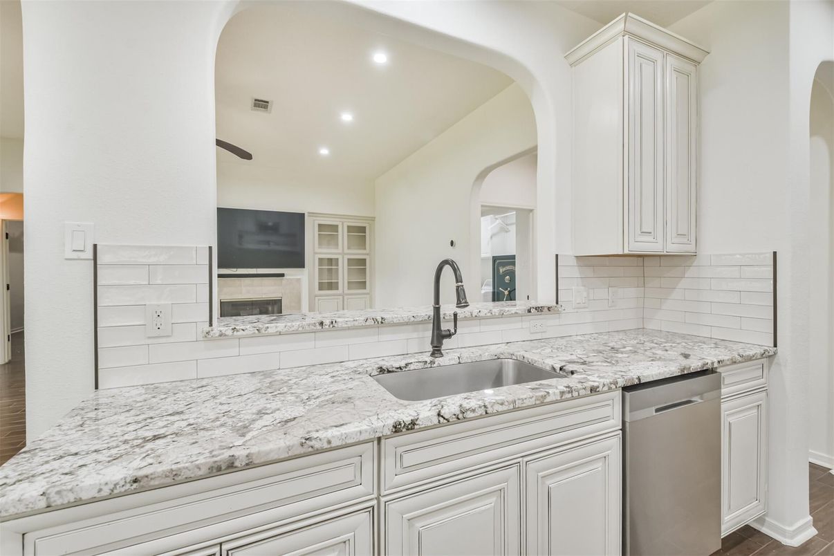 Fireplace, Interior, Kitchen, Recessed Lighting