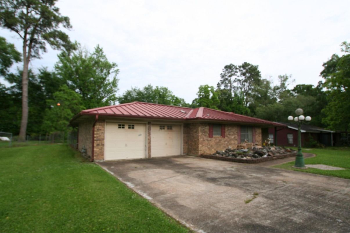 Attached, Backyard, Exterior, Facade, Brick Facade, Ranch