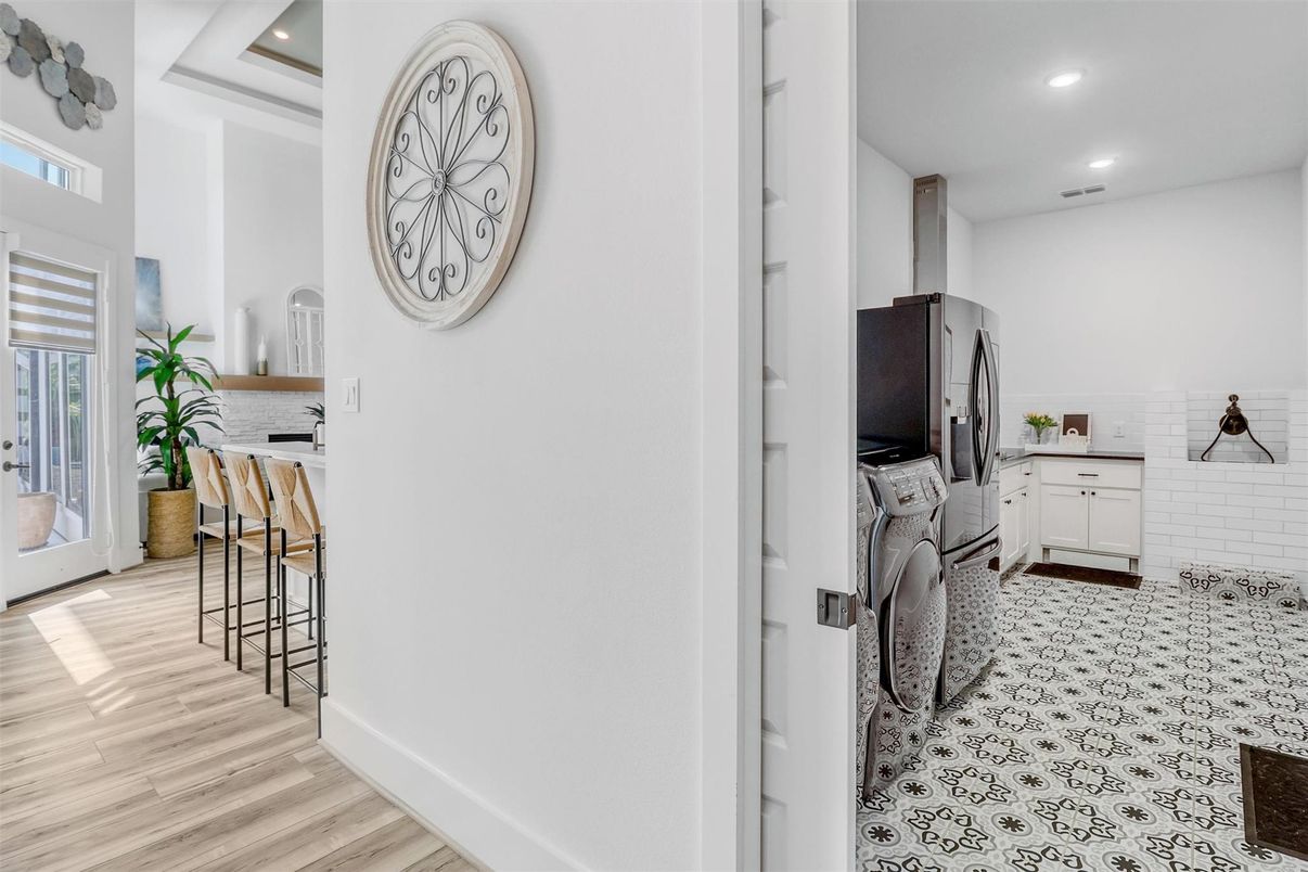 Interior, Recessed Lighting, Utility Closets, Washer, Wood Texture Flooring