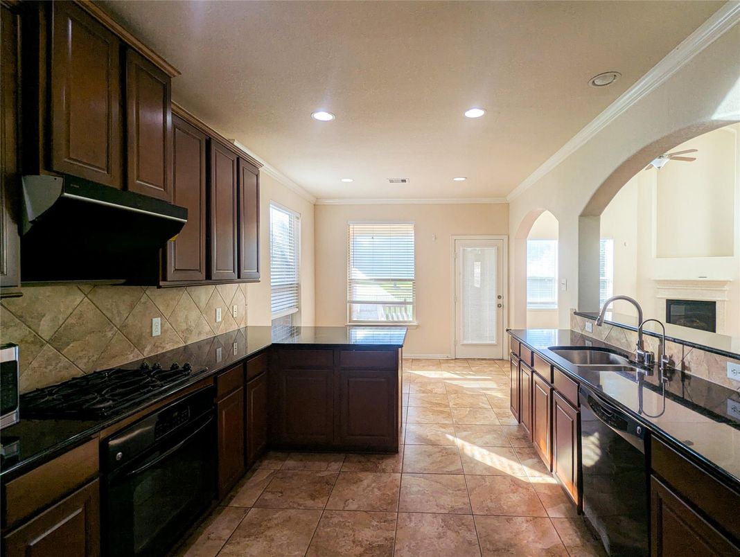 Fireplace, Interior, Kitchen, Recessed Lighting