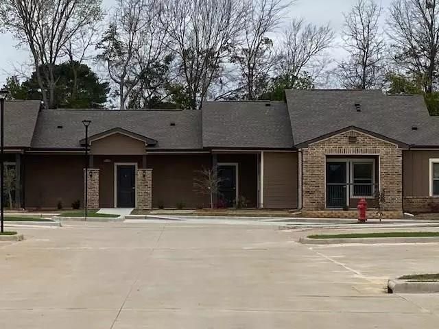 Exterior, Facade, Brick Facade, Ranch