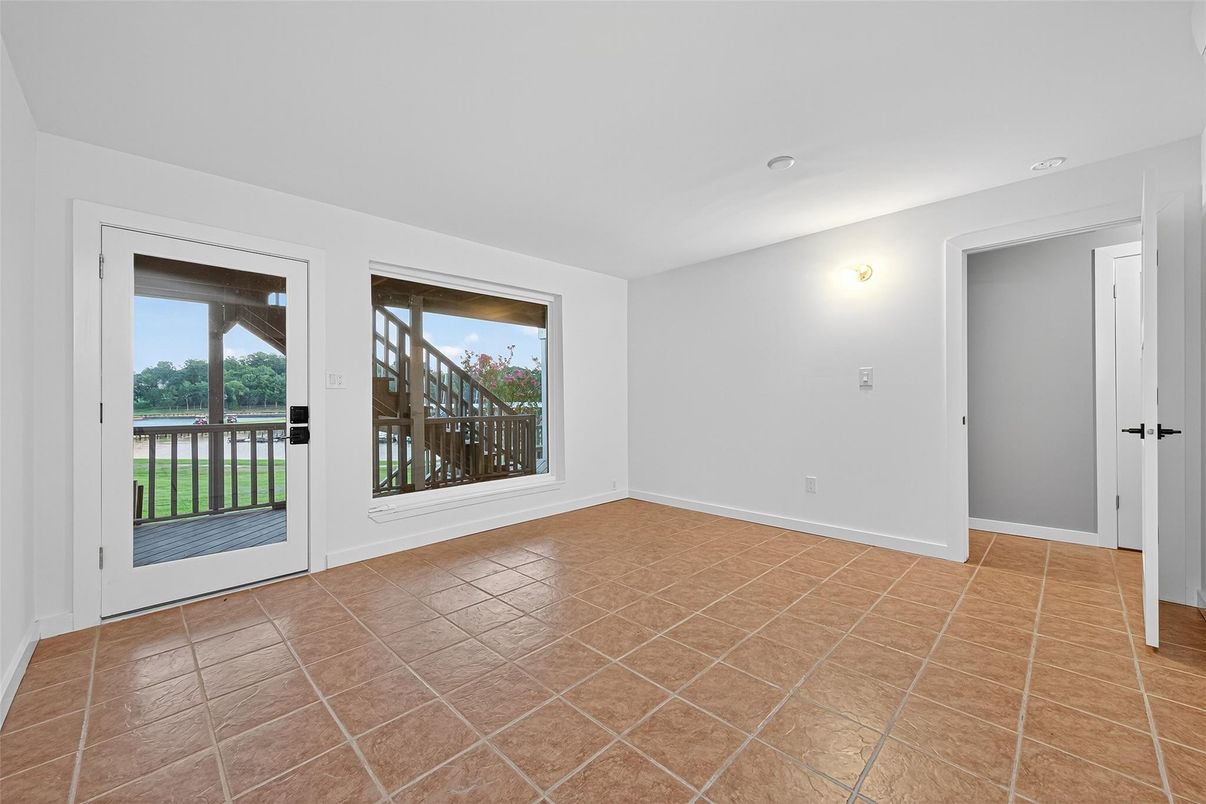 Empty room, Interior