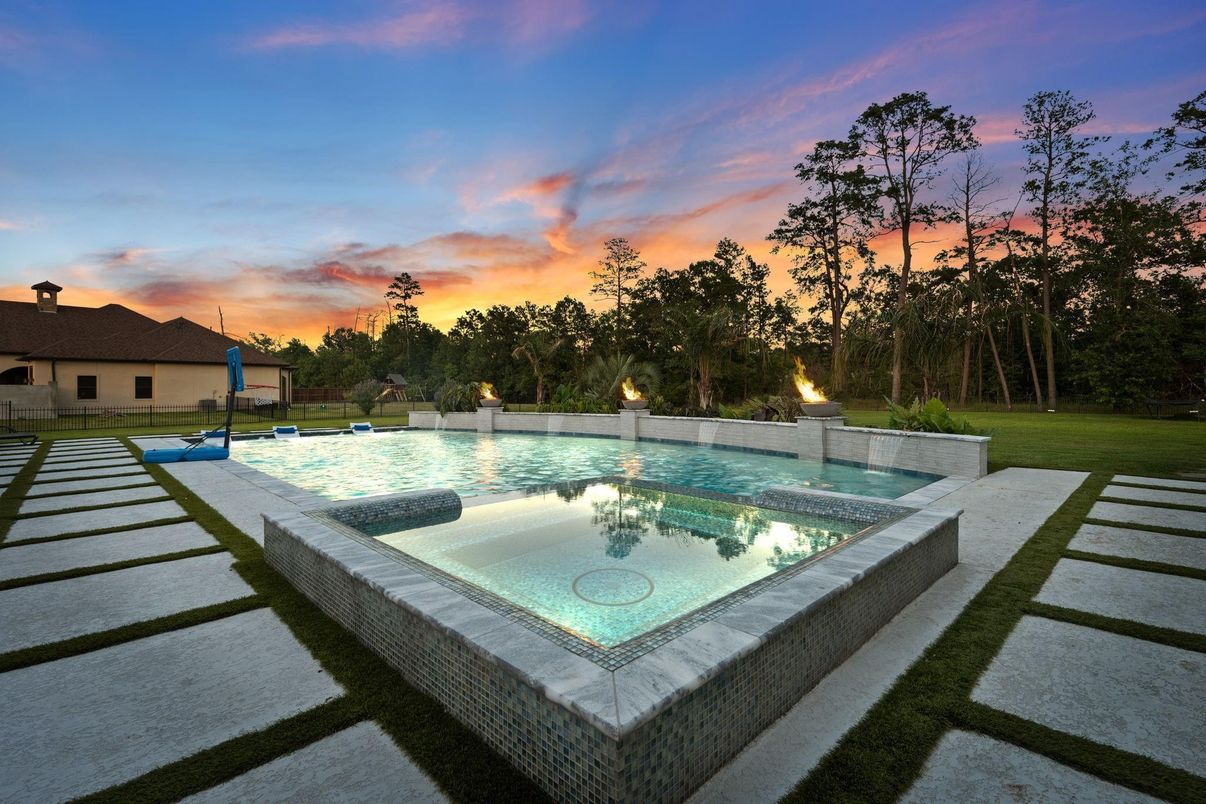 Exterior, Playground, Pool