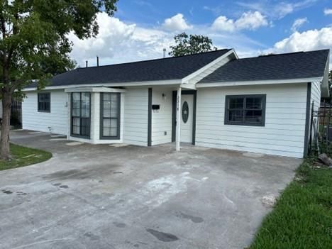 Backyard, Exterior, Facade, Ranch