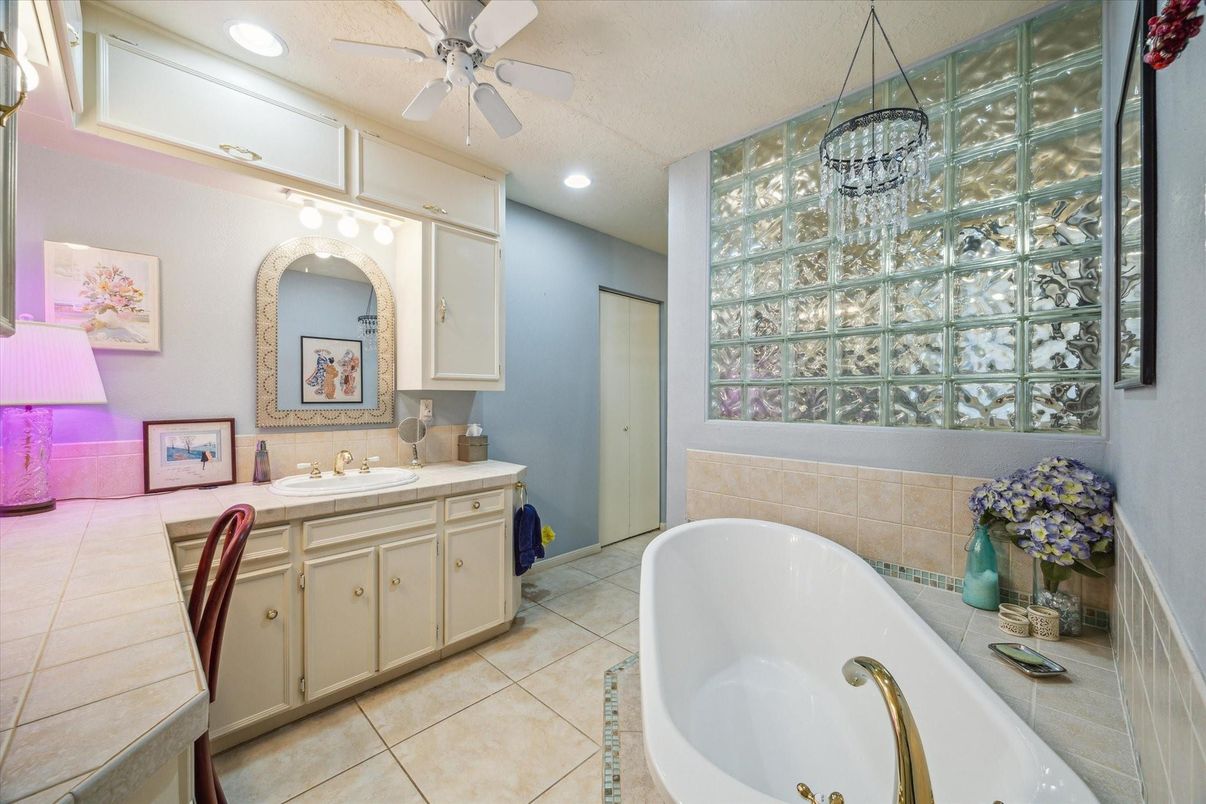 Bathroom, Dual Sink Vanities, Interior, Recessed Lighting