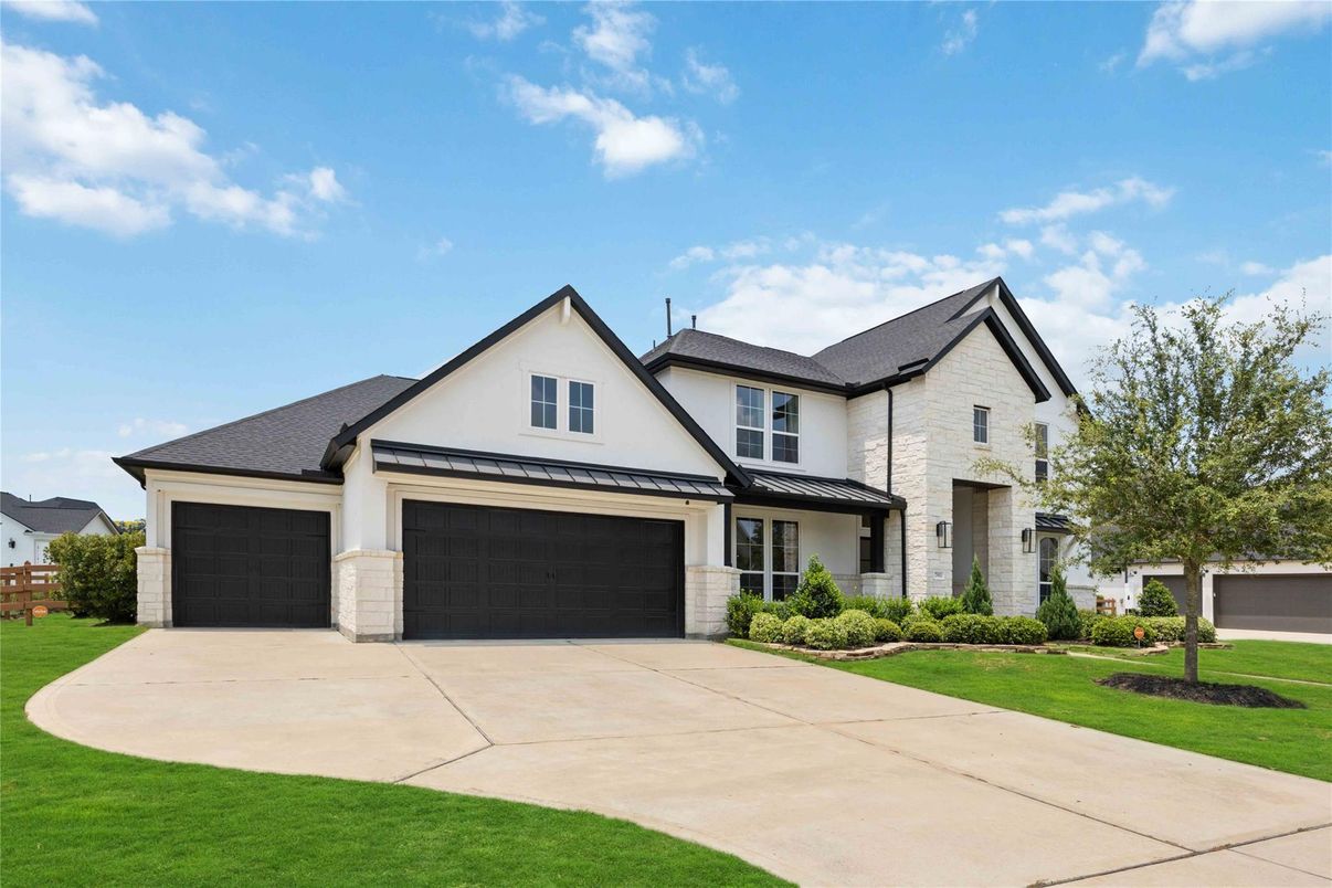 Attached, Exterior, Facade, Farmhouse