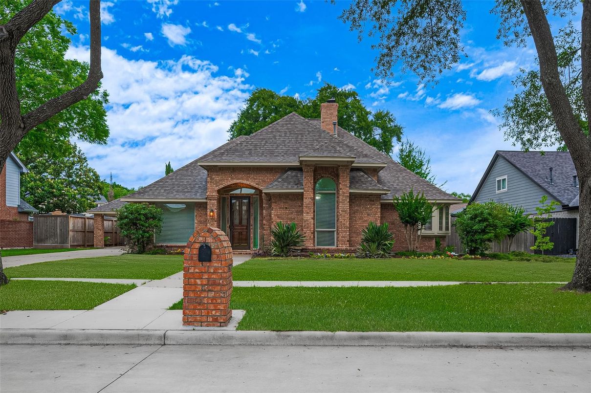 Exterior, Facade, Brick Facade, French Provincial