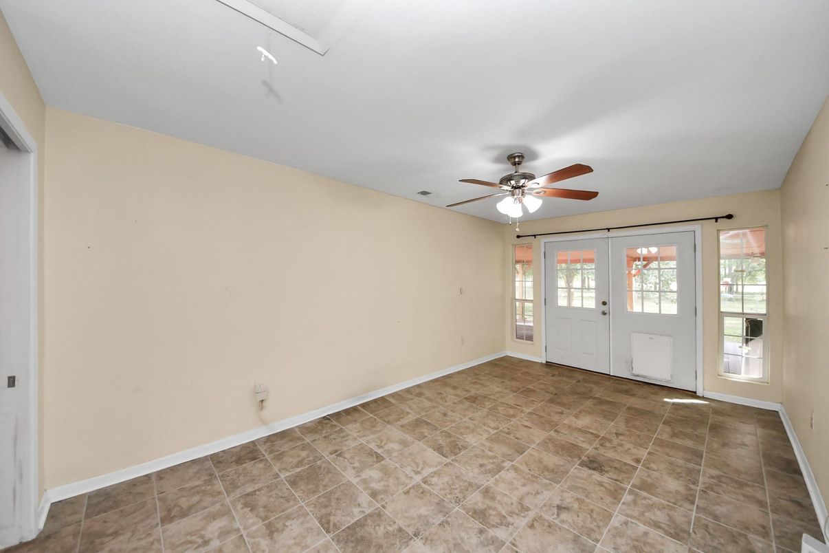 Empty room, Interior