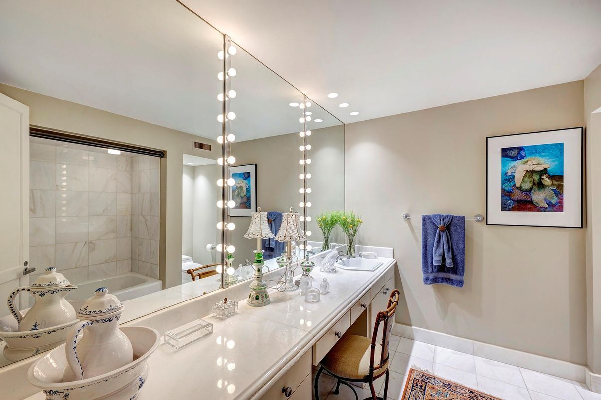 Bathroom, Dual Sink Vanities, Interior, Recessed Lighting