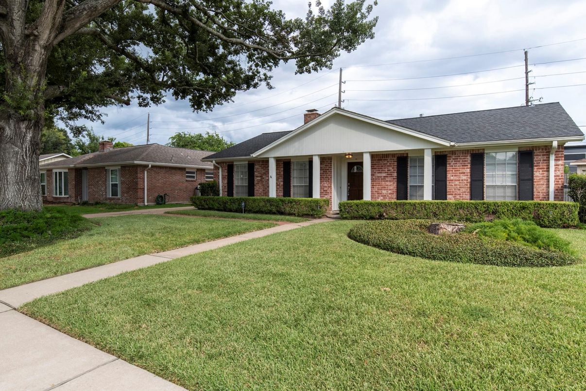 Backyard, Exterior, Facade, Brick Facade, Ranch