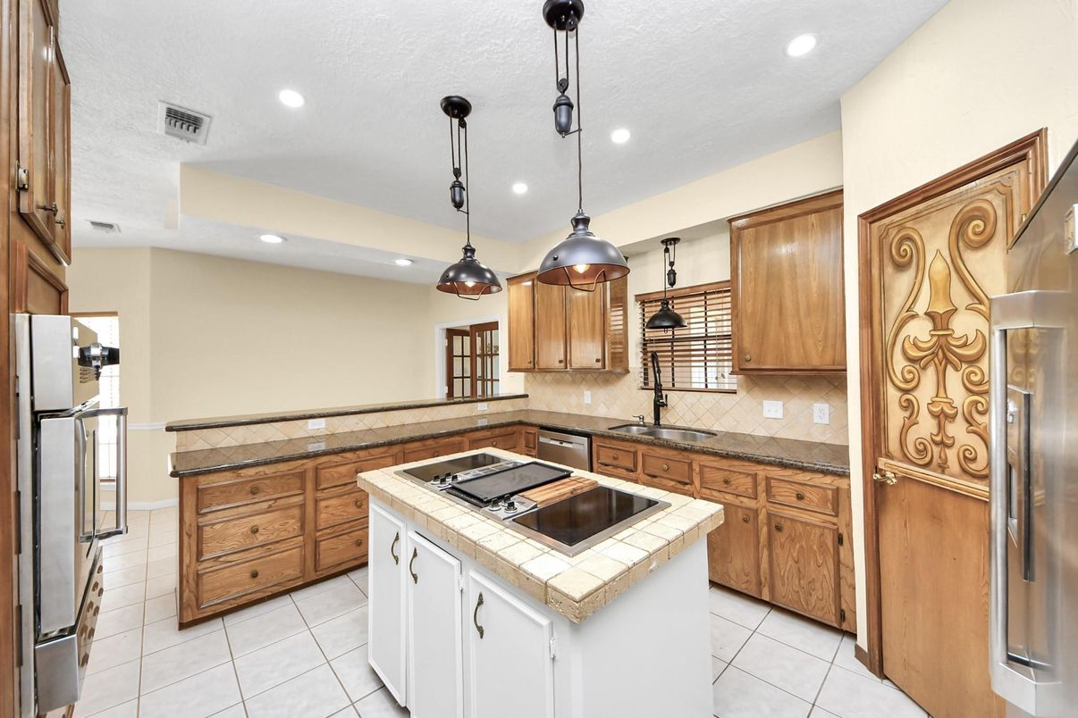 Interior, Kitchen, Pendant Lights, Recessed Lighting, Tile Countertops