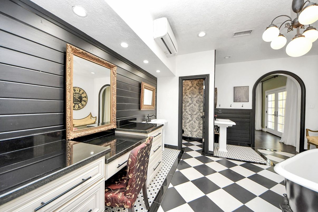 Bathroom, Dual Sink Vanities, Interior, Recessed Lighting