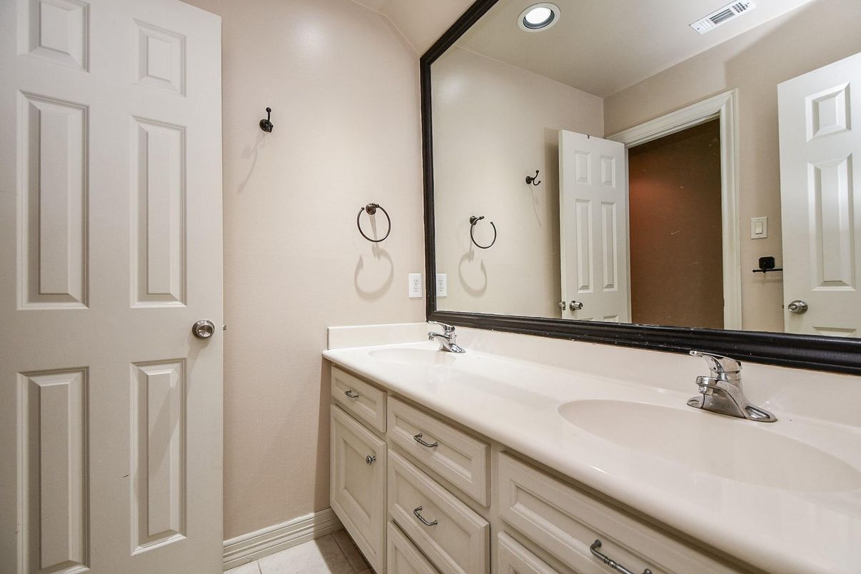 Bathroom, Dual Sink Vanities, Interior, Recessed Lighting