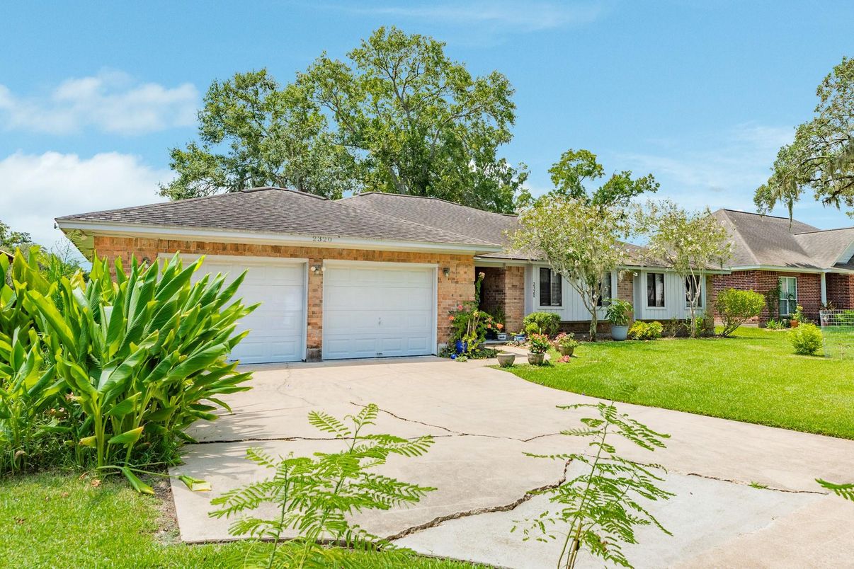 Attached, Exterior, Facade, Brick Facade, Ranch