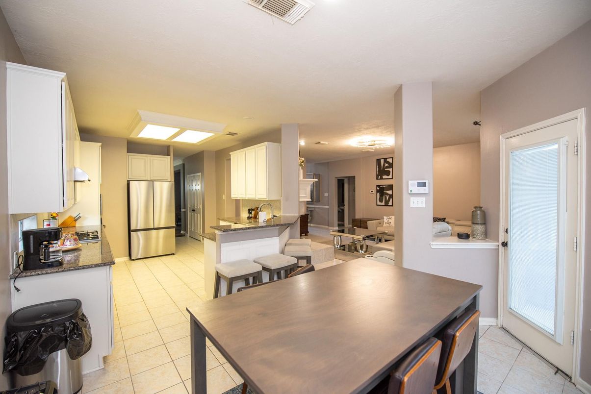 Dining room, Interior, Kitchen, Pendant Lights, Recessed Lighting, Stainless Steel Appliances