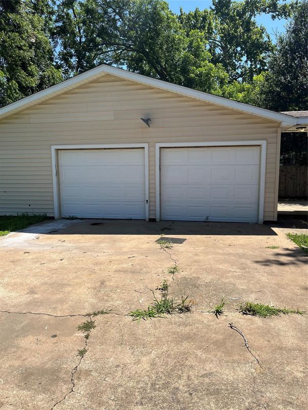 Detached Garage, Exterior