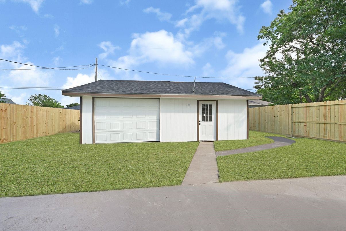 Attached, Backyard, Exterior, Facade, Ranch