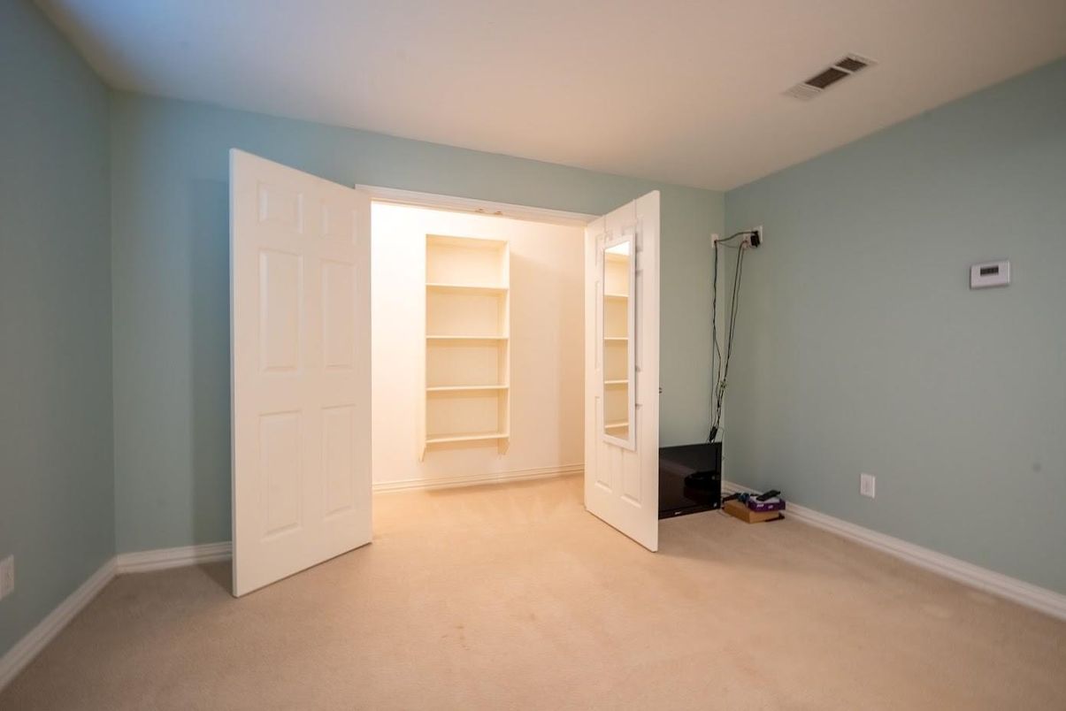 Empty room, Interior